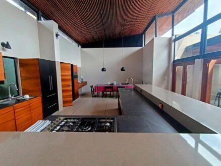 Casa de Lujo en Venta en el Centro de Antigua Guatemala – 4 Dormitorios, Piscina Privada y Diseño Contemporáneo en Callejón del Burrito