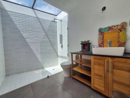 Casa de Lujo en Venta en el Centro de Antigua Guatemala – 4 Dormitorios, Piscina Privada y Diseño Contemporáneo en Callejón del Burrito