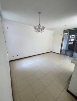 Casa en venta en Condominio Jacarandas Zona 16 – 4 habitaciones, área de churrasquera y jardín