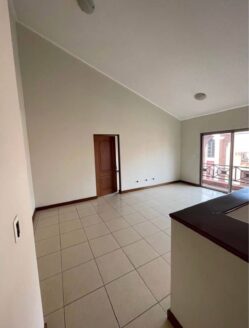 Casa en venta en Condominio Jacarandas Zona 16 – 4 habitaciones, área de churrasquera y jardín