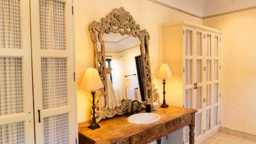 Venta de Casa Amueblada en Altos de Jacarandas de Antigua – 453 m de Lujo