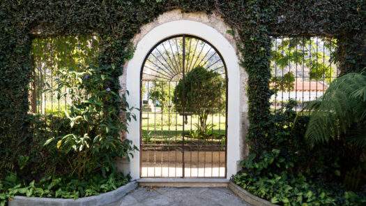 Venta de Casa Amueblada en Altos de Jacarandas de Antigua – 453 m de Lujo