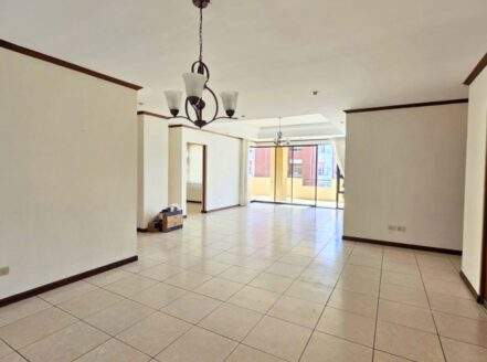 Amplio Apartamento en Castelar, Zona 10 con 3 Habitaciones y Gran Balcón – Nivel Alto En Renta O Venta