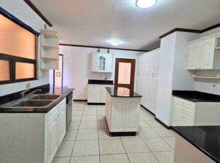 Amplio Apartamento en Castelar, Zona 10 con 3 Habitaciones y Gran Balcón – Nivel Alto En Renta O Venta