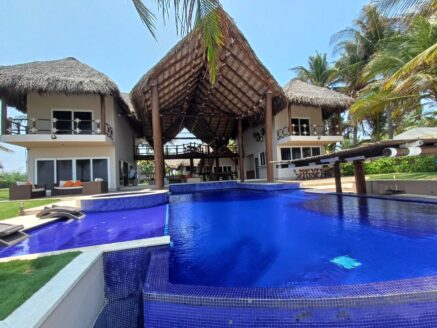 Casa en Venta en Monterrico, Guatemala – Amueblada con Piscina, Jacuzzi y Jardines Amplios