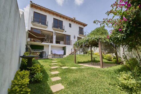 Casa amueblada en venta Condominio Santa Delfina, San Pedro Las Huertas, Antigua Guatemala