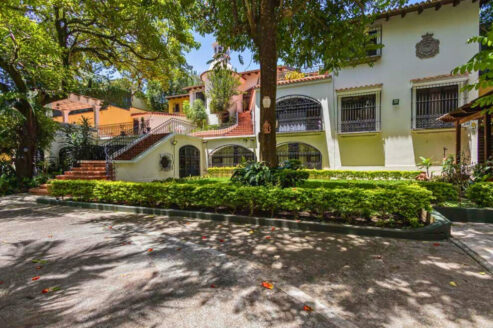 Casa en venta en La Cañada, Zona 14 – 10 habitaciones, jardín posterior, 4 parqueos y excelente ubicación