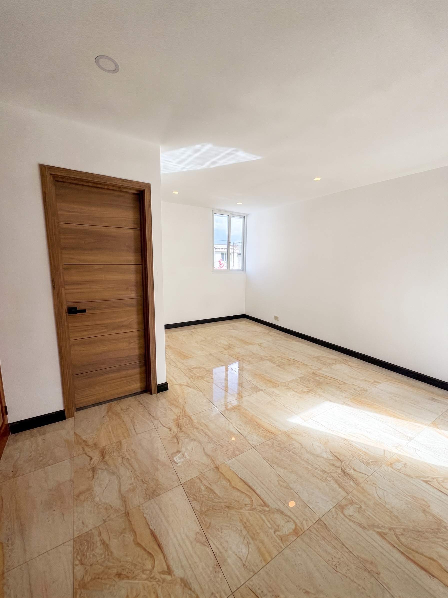 Colonia Mirador 2 – Casa Remodelada en Venta, Zona 11 - Image 5