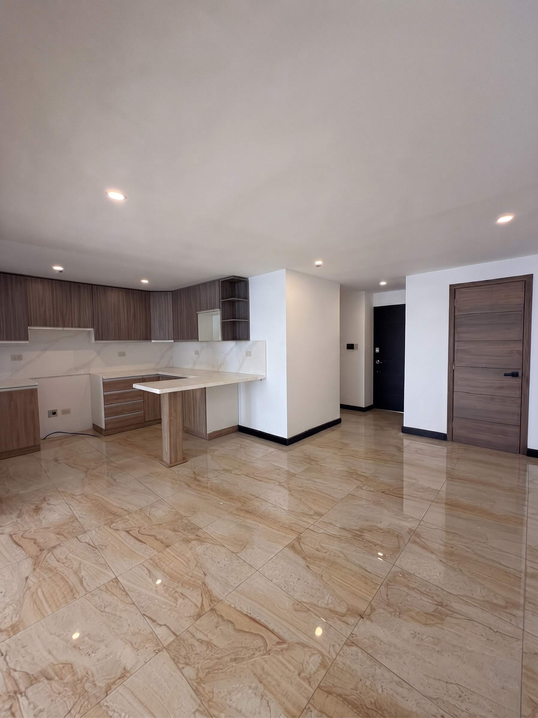 Colonia Mirador 2 – Casa Remodelada en Venta, Zona 11 - Image 3