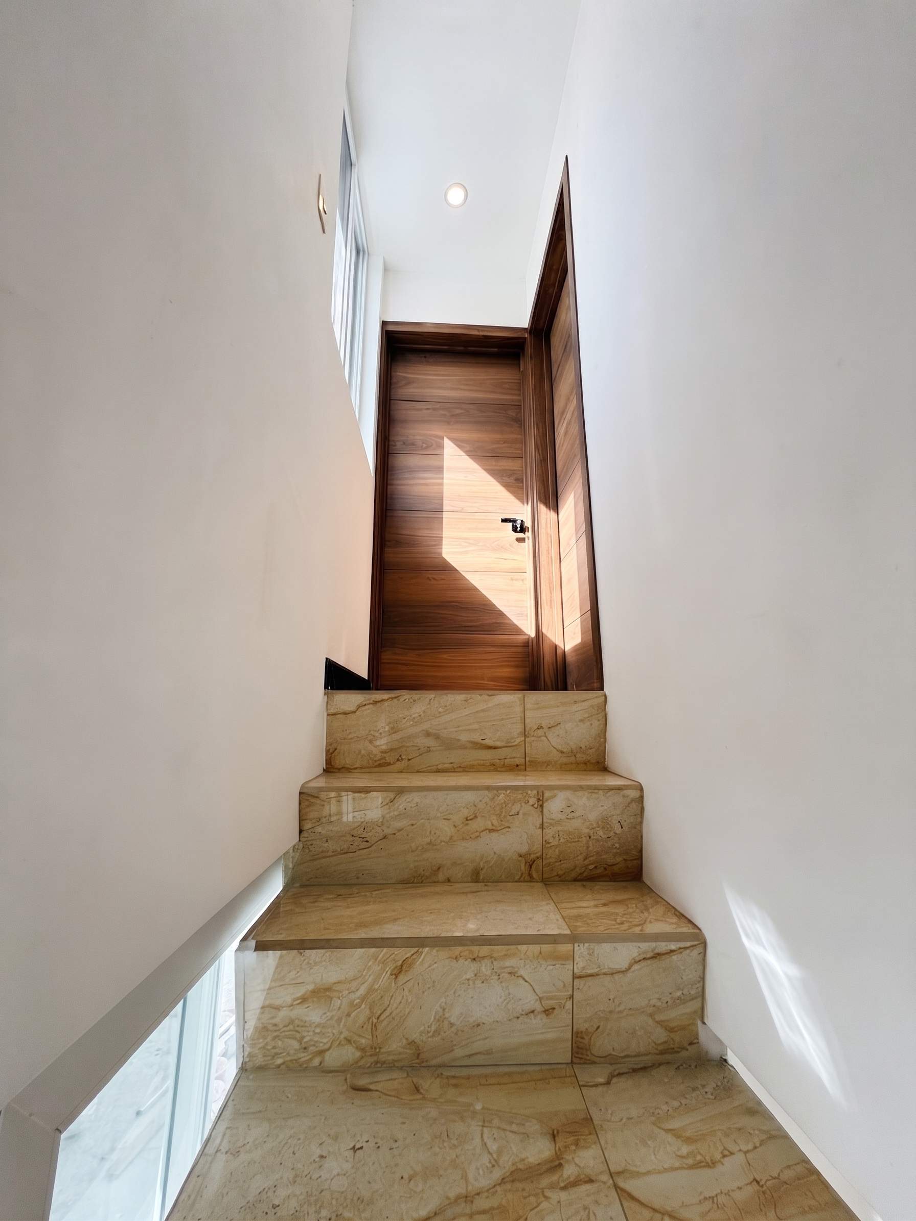 Colonia Mirador 2 – Casa Remodelada en Venta, Zona 11 - Image 4