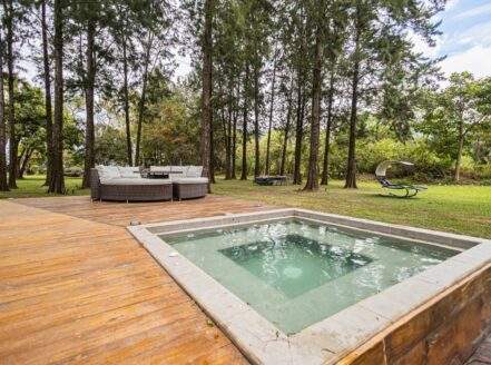 Casa Amueblada en Renta frente al Lago de Amatitlán con Jacuzzi y Amplio Jardín
