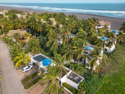 Marina del Sur – Casa Tortuga frente al mar en venta con 5 casas, piscina, jacuzzi y terreno de 5,505 varas²