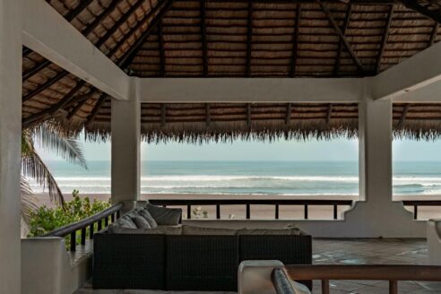 Marina del Sur – Casa Tortuga frente al mar en venta con 5 casas, piscina, jacuzzi y terreno de 5,505 varas²