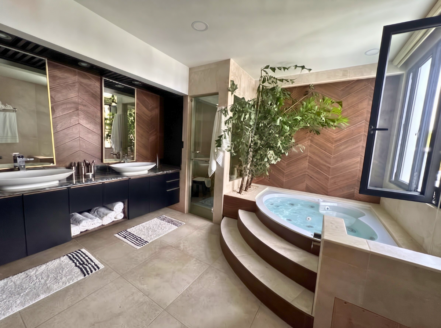 Casa de 775 m en Venta en Vista Hermosa I, Zona 15 – Con Piscina Techada